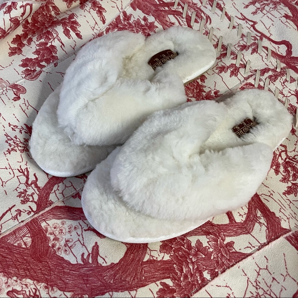 BRAND NEW women’s sheepskin fluffy comfy slippers size 7.5 made in USA